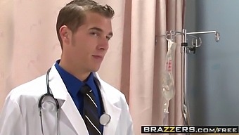 Doktor Och Dominatrix Slår Sig Ihop För En Vild Sexsession I The Coma Bone-Scenen