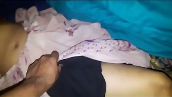 美しいインドの女性が、配偶者と性行為に従事する準備ができています。