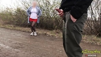 Tonåring Med Stora Naturliga Bröst Ger Ett Handjobb I Offentlig Park