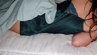 Ik Sluip De Kamer Van Mijn Stiefzus Binnen En Geniet Van Haar Vochtige Vagina