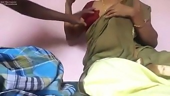 Amatérská Pokojská Si Nechává Masírovat Prsa A Bradavky Zaměstnavatelem V Domácím Videu