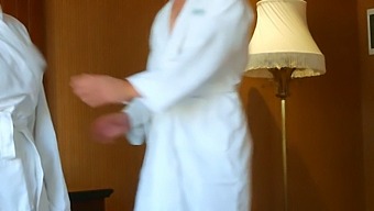 Il A Baisé Avec La Fille Dans Le Sauna Avec Une Grande Intensité