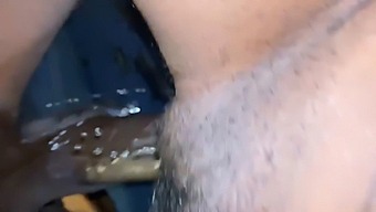 En Mogen Mamma Njuter Av Ett Ångande Möte Med Sin Sons Väns Mamma Medan Han Är Borta Och Handlar.