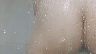 Sitter I Badkaret Medan Jag Njuter Av Min Sexleksak
