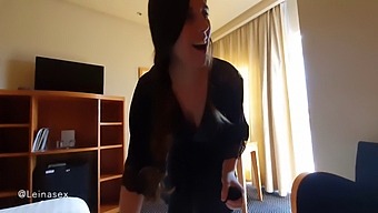 Min Styvmamma Rör Vid Sig Själv Medan Hon Tittar På Mig