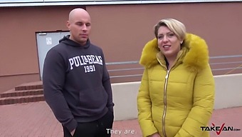 Kåt Kvinna Samtycker Till Grov Sex I En Skåpbil Efter Kort Diskussion