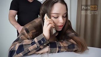 De Telefoonseks Van Een Russische Tiener Verandert In Een Hete Ontmoeting Met Haar Stiefbroer.