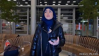 Иранка Нађа, Са Велом, Упушта Се У Анални Секс У Тоалету И Ходнику Као Плаћање Авионске Карте.