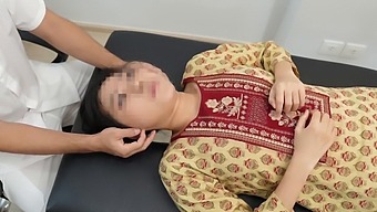 Liten Indisk Tonåring Får En Sensuell Massage Av En Amatörterapeut