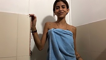 Adik Perempuan Muda Dan Polos Menikmati Menerima Sperma Di Wajahnya Setelah Menangkapku Masturbasi Di Kamar Mandi