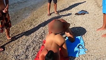 Seks Anal Di Pantai Dengan Milf Dan Lainnya.